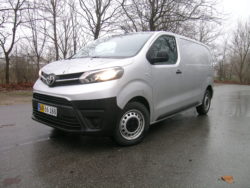 Denne udgave af ProAce er en midt-imellem. Den gyldne middelvej med den rigtige motor, men også en lidt sjælden variant, for totalvægten er 3100 kg, hvor andre versioner kan ligge flere hundrede kilo lavere.